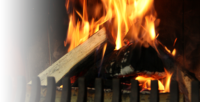 赤々と燃える暖炉で、体の芯からあたたまります。